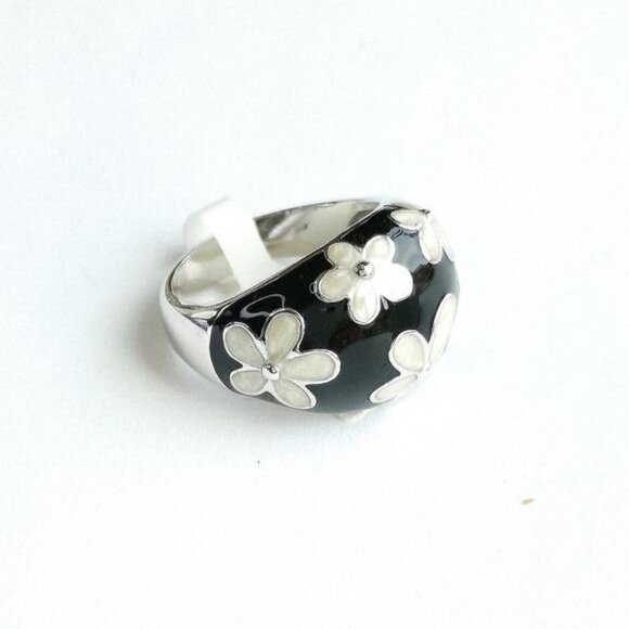 Dome ring white and black flowers size 7 NWT - Picture 2 of 8